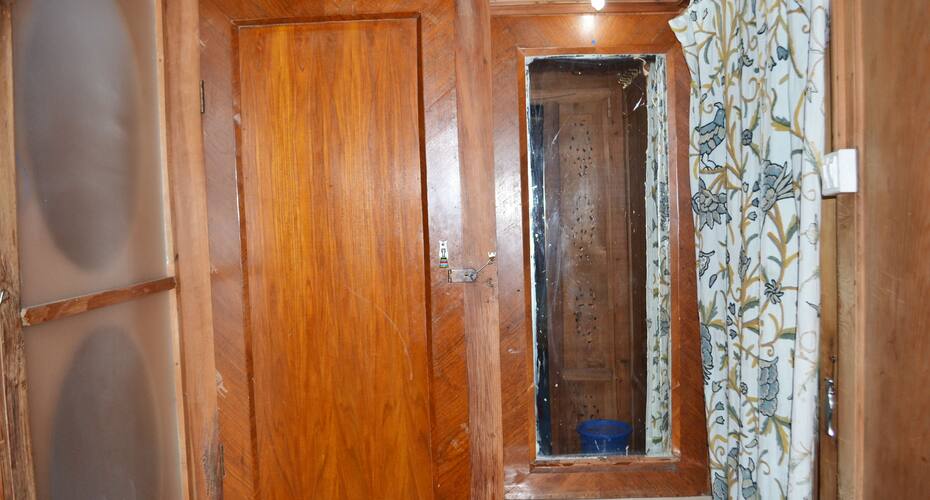 Queens Lap House Boat, Srinagar 5